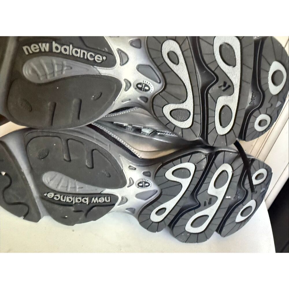 New Balance Men's Metallic M1000 Lace-up Sneakers Silver Size 9 - Picture 3 of 15